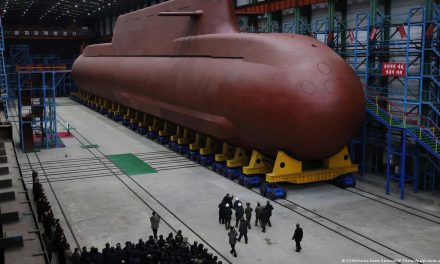 Korea Utara Pamerkan Kapal Selam Nuklir Perdana Mereka