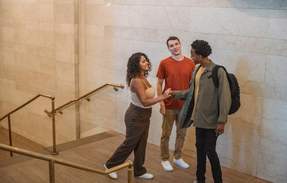 Nostalgia Yuk? 3 Efek Bagus Ketemu Kawan Lama