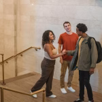 Nostalgia Yuk? 3 Efek Bagus Ketemu Kawan Lama