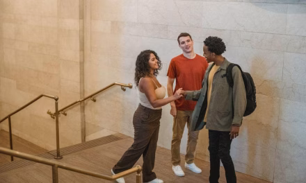 Nostalgia Yuk? 3 Efek Bagus Ketemu Kawan Lama