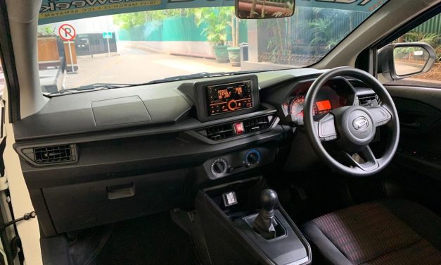 Pemula Wajib Tahu: Enakan Belajar Mobil Manual Atau Matic?