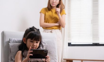 Biar Nggak Kecanduan, Yuk Mulai Batasi Screen Time Si Kecil!