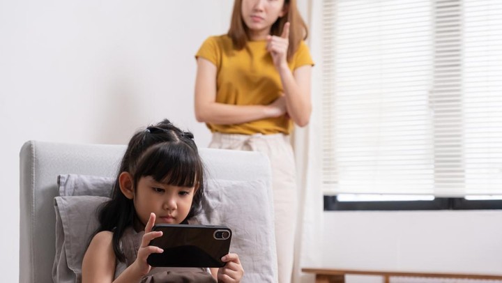 Biar Nggak Kecanduan, Yuk Mulai Batasi Screen Time Si Kecil!