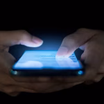Mata Lelah Hingga Insomnia: 3 Sisi Gelap Blue Light Layar HP