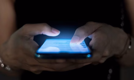 Mata Lelah Hingga Insomnia: 3 Sisi Gelap Blue Light Layar HP