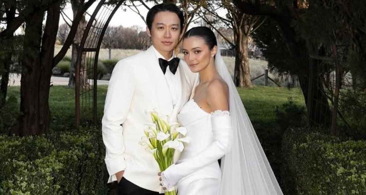 Pesona Amanda Rawles Dalam Balutan Gaun Hian Tjen