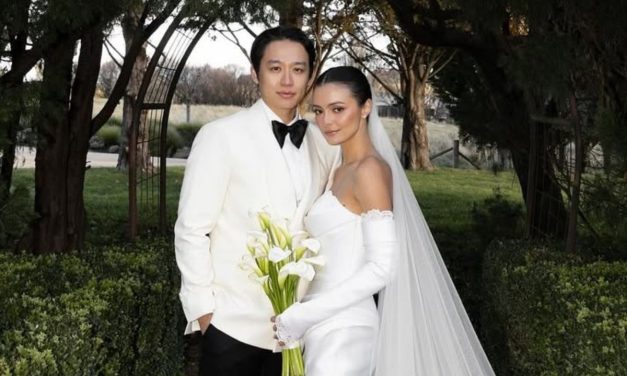 Pesona Amanda Rawles Dalam Balutan Gaun Hian Tjen
