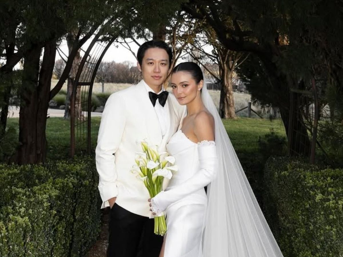Pesona Amanda Rawles Dalam Balutan Gaun Hian Tjen